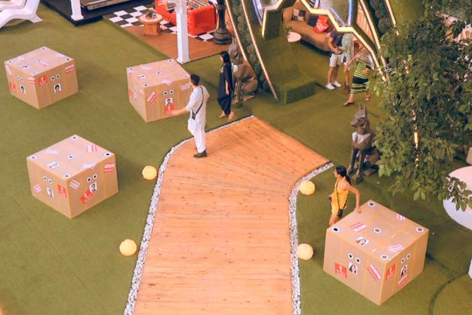 In the task, the former four captains had to sit inside their individual boxes. The housemates had to try and disturb them from the outside and force them to come out of the box. The last remaining contestant will be chosen as the captain. Eijaz, on his part, choose Pavitra to take his place inside the box.