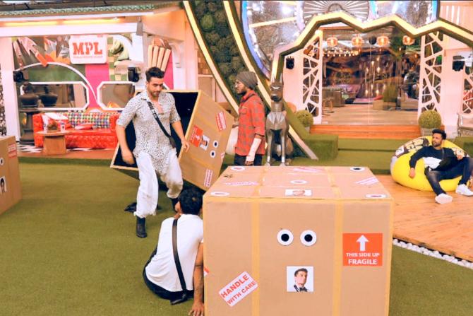 As the task began, other housemates tried their best to ensure that the four captaincy hopefuls leave their boxes. From spraying deodorants to throwing water, housemates tried every trick in the book to have the four contestants leave the boxes. Aly was the first contestant to come out of the box. Jaan, on the other hand, got a bit excited about the task and tried his best to ensure that Kavita leaves the box.