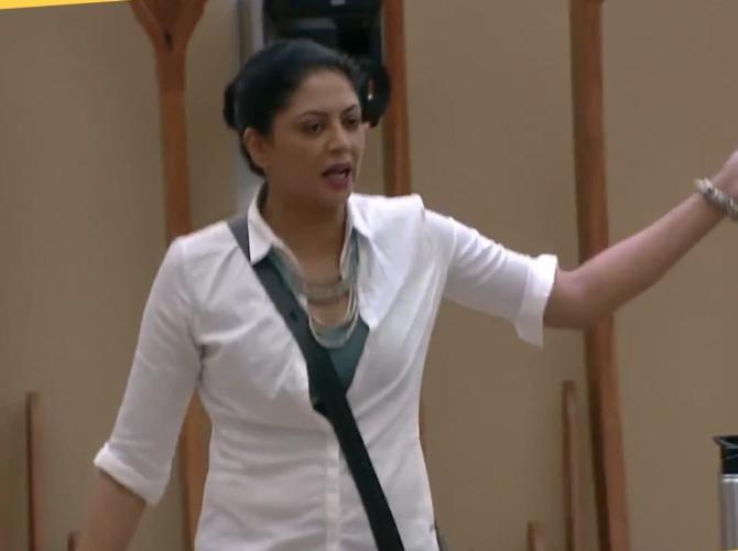 He even threatened Kavita that he will throw chilly powder on her! A defiant Kavitra refused to leave the box as the housemates told Jaan to calm down. Rahul, too, was seen trying to force Pavitra out of the box which didn't go well with the housemates who complained that the Sanchalak cannot participate directly in the task.