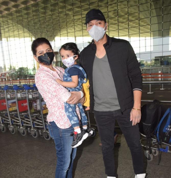 Shreyas Talpade was also clicked with his wife Deepti Talpade and their baby girl Aadya. Is the Talpade family up for a vacation?