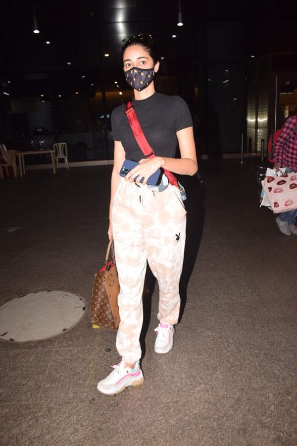 Ananya Panday, who was in Dubai for the past few days, has returned to the bay. The Student Of The Year 2 actress dressed in a black tee and printed track pants was clicked arriving at the Mumbai airport. Ananya also wore a protective face mask as she posed for the photographers. All pictures/Yogen Shah