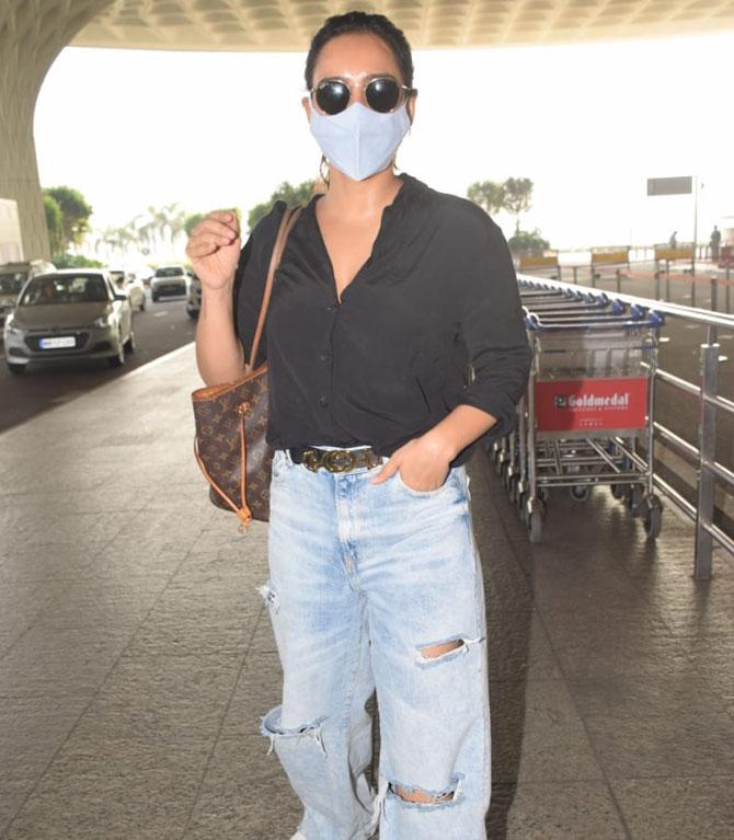 Neha Sharma was also spotted at the Mumbai airport. Neha wore a black shirt and distressed denim with a blue mask as she arrived at the Mumbai airport.
