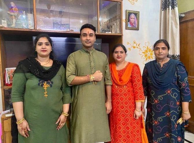 Amit Mishra shared a photo with his sisters during Raksha Bandhan 2020 and wrote: I am very blessed to have such loving & caring sisters