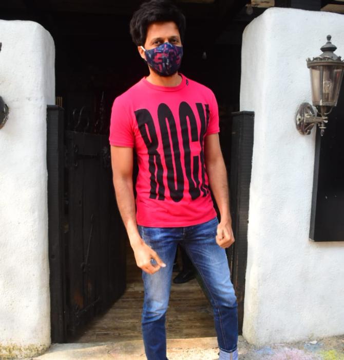 Actor Riteish Deshmukh was clicked enjoying his salon session in the same suburb. Recently, Riteish revealed that he has given up non-vegetarian food, black coffee and aerated drinks for a cause. Earlier this year, Riteish and his wife Genelia had pledged to donate their organs.