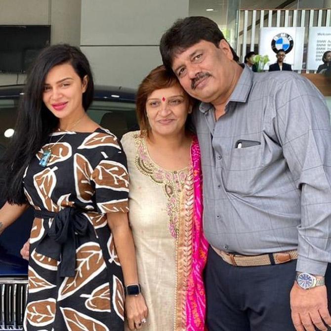 Before we jump to her acting career, let us tell you one lesser-known fact about Aashka Goradia. The actress used to be a kabaddi player. In fact, she even represented her school in the under-16 national-level championships.
In picture: Aashka Goradia with her parents