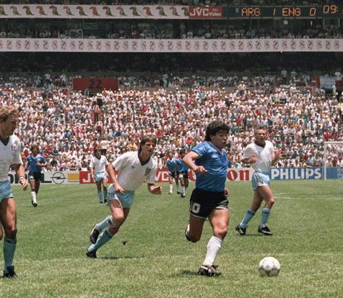 At a height of 5 feet 5 inches, Diego Maradona had a small stature but he combined it perfectly with his exceptional dribbling skills and ball control which would help him gain the upper hand against the opposition.