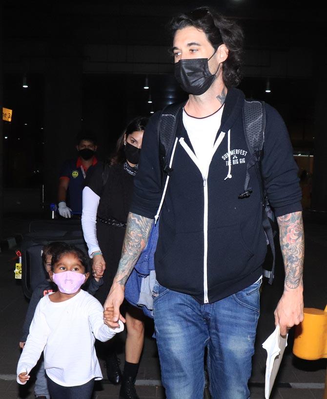 While Sunny's husband, Daniel Weber was seen holding daughter Nisha Kaur Weber's hand at they arrived at the Mumbai airport.