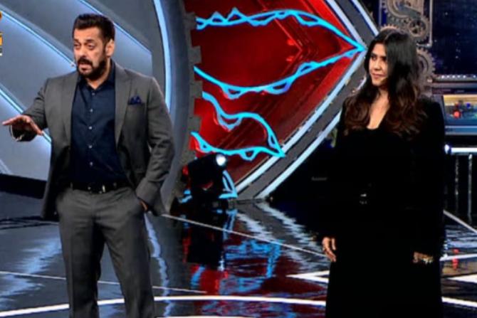 For the other contestants, the eighth week began with a bang. Ekta Kapoor joined Salman Khan during the Weekend Ka Vaar episode. She gave contestants a couple of tasks. The first one was given to the firebrand Kavita who had to put a red stamp on the faces of those contestants who she felt did not deserve to be competing with her. As captain, Kavita first choose Aly and branded him with the stamp. Next up was Jasmin, who changes the game and imitate Kavita as she described why Jasmin wasn't fit to compete with her. Her mimicry brought a smile to everyone's faces and even Salman complimented her for it!