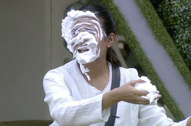Kavita was the first one to splash Aly and Jasmin's faces with the vengeful foam hands. She said the duo were behaving badly and creating negativity in the house. Aly on his part used both his chances to extract revenge with foamy hands, on Kavita! Next up Eijaz, too, decided to use both his chances for revenge on Kavita, and their rivalry continued.