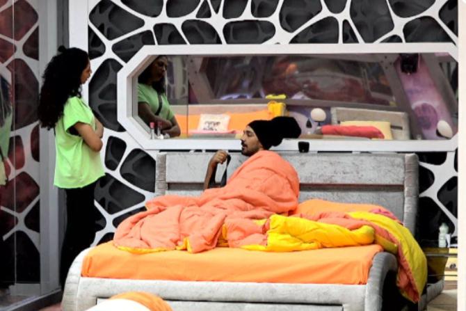 Thursday began with another high-level drama. Kavita began the day by taking Abhinav Shukla to task and waking him up to question him over the rules he broke. On seeing this, Rubina got upset and denied doing the breakfast and dinner duties for the day.