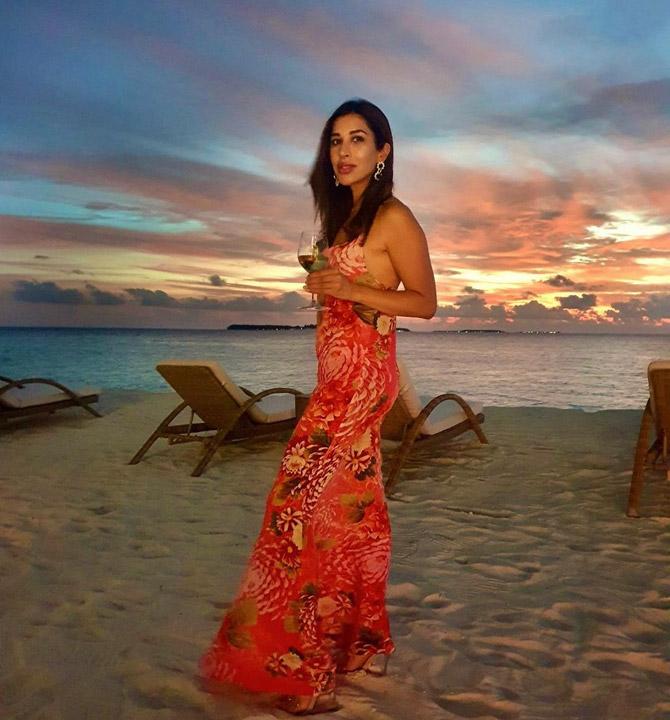Sophie Choudry has been painting her Instagram profile with pictures of her on the beach from the dream destination. Holding a glass of wine, dressed in a lovely Nandita Mahtani creation, Sophie looked every bit stunning in this picture, which she captioned, 