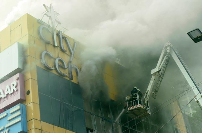 A major fire had broken out at the City Centre mall in South Mumbai on October 22. Pics/Atul Kamble