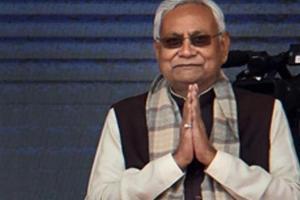 Man arrested for throwing onions at Nitish Kumar during election rally