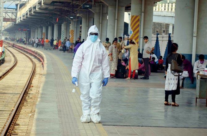 A health worker at Dadar station on Wednesday. Pic/Ashish Raje