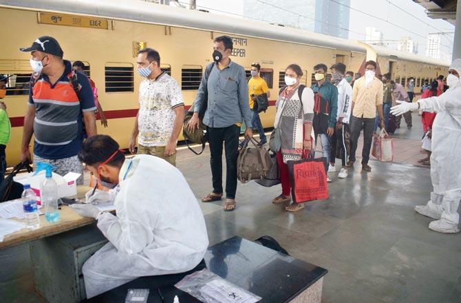 Civic health workers conduct antigen tests at Dadar railway stations. Pic/Ashish Raje