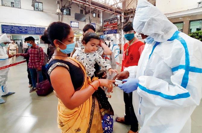 A family which arrived in Gorakhpur Express gets screened at CSMT