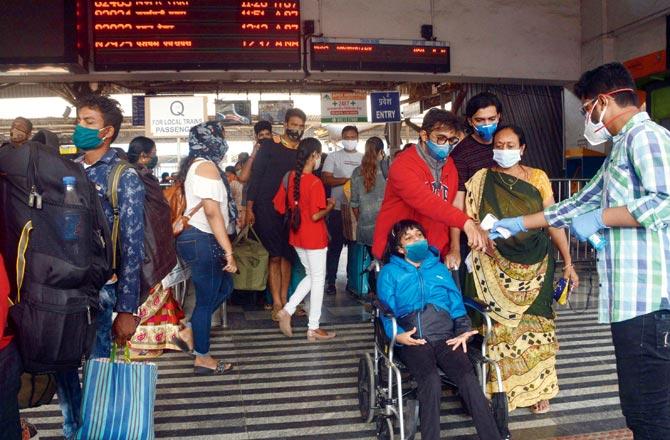 Arriving passengers get screened at Borivli station on Wednesday. Pics/Satej Shinde