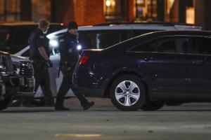 8 people injured in mall shooting, suspect at large: Wisconsin police
