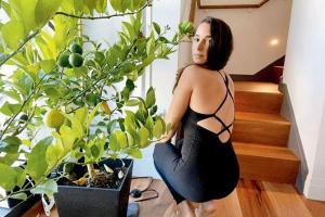 How does Aly Raisman deal with mental stress? Smell of flowers
