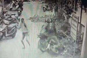 Watch Video: Cop chases mobile snatcher on bike, nabs him in filmy way