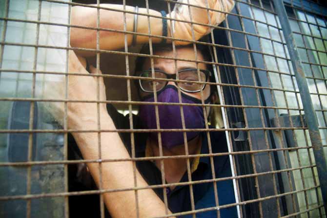 Police take Arnab Goswami to Alibaug court after arresting him on November 4. PIC/ATUL KAMBLE