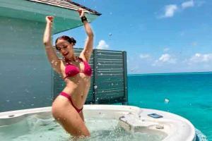 Elli AvrRam is soaking up some sunshine in Maldives