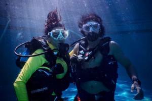 Farhan-Shibani enjoy underwater dive in 'swimming pool'