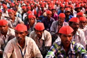Maha: Farmers stand in lake at Nagpur to protest against crop damage