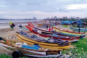 Maha: Woman rows 18 km every day to tend to newborns, pregnant women