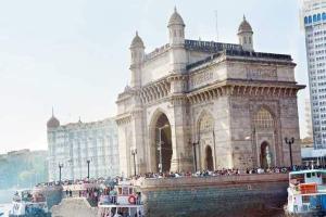 Mumbai cop, family swim 16-km till Gateway of India, set record