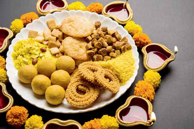 In Maharashtra, the Diwali faraal comprises chakli, karanji, chivda, ladoos, and shankarpali