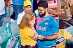 Indian fan proposes to Aussie girlfriend at SCG and gets a 'yes'!