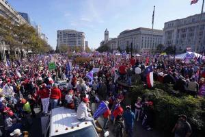Violence erupts in Washington as protesters clash with Trump supporters