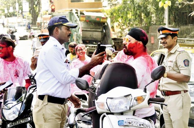 Traffic cops at a checkpoint at Sion. File pic/Pradeep Dhivar