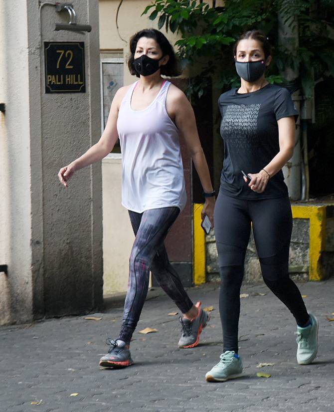 This time, she was clicked performing her morning exercise with actress Aditi Govitrikar in Bandra, Mumbai. For the outing, she opted for a black t-shirt, trousers, and a pair of white sports shoes. She wore a black mask to prevent the spread of coronavirus.