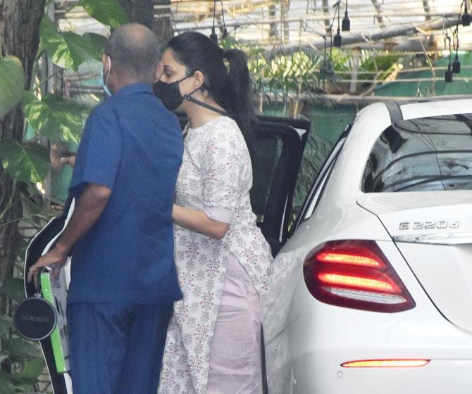 Kiara Advani was clicked at a popular recording studio in Juhu. Dressed in traditional white attire at actress was wearing black protective face mask. After winning hearts with Kabir Singh and Good Newzz last year, Kiara Advani will be seen in Indoo ki Jawani.