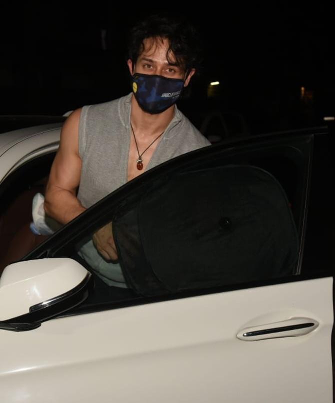 Tiger Shroff flexed his muscles in his sleeveless grey t-shirt. On the work front, the actor recently grabbed headlines when he made his singing debut. On Tuesday, Tiger unveiled his first song called Unbelievable, in collaboration with Pop-Culture outfit. The War actor has also released a music video directed by long-time collaborator Punit Malhotra.