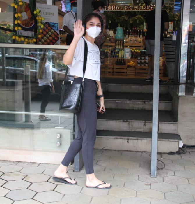 Sharmin Segal was clicked by the paparazzi satisfying her hunger pangs at a food mall in Santacruz, Mumbai. For the outing, the actress opted for a grey crop top and brown pants. She wore a white mask to prevent the spread of coronavirus. (All pictures: Yogen Shah).