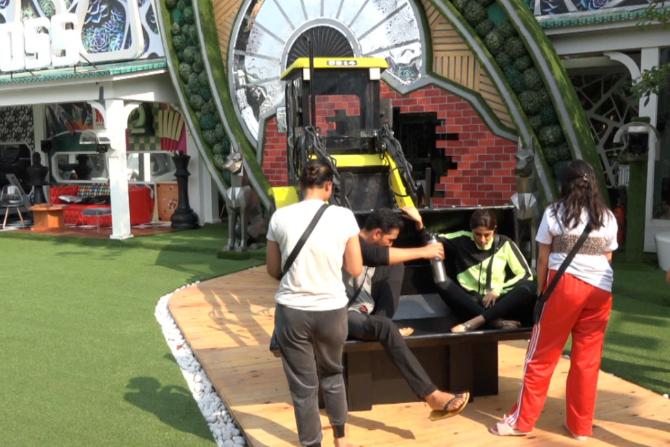 The next day, Bigg Boss announced a task that spelt good news for some contestants but was bad news for Abhinav and Nikki. The duo who had won the immunity for themselves now had to guard it while other contestants were allowed to snatch it from Abhinav and Nikki.