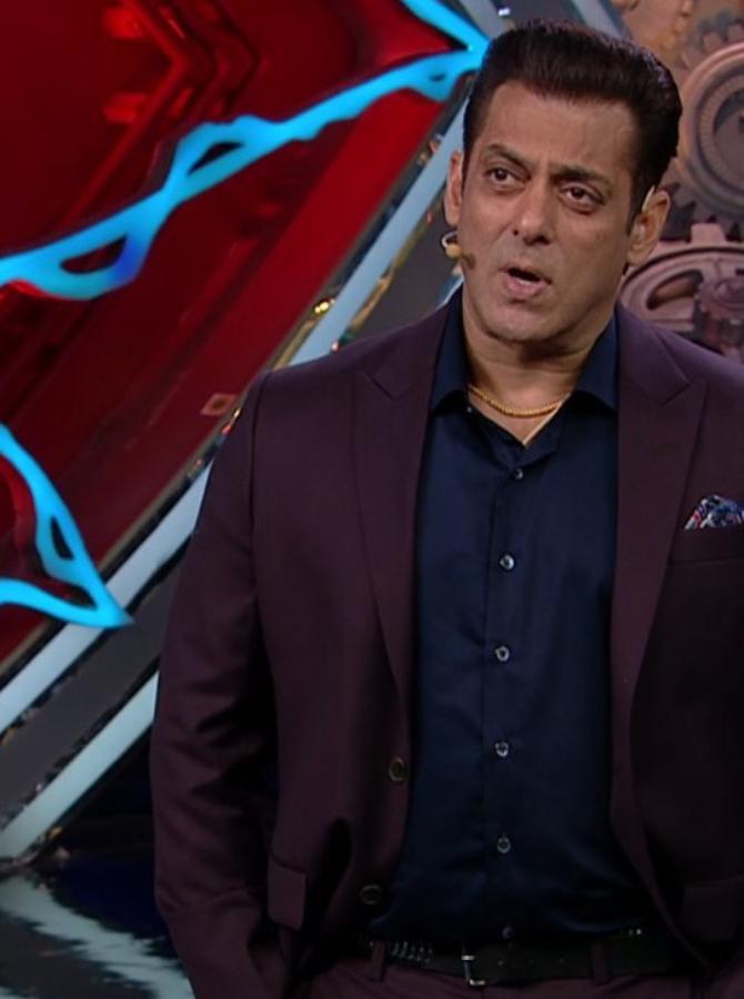 Amid all the hustle and bustle came Bigg Boss 14's first Weekend Ka Vaar. Host Salman Khan made face-to-conversations with the contestants. Salman lashed out for the heated arguments that happened inside the house. He praised Rubina for standing up for herself against the Seniors and making sure she's heard while reprimanding her husband Abhinav for interfering in her game.