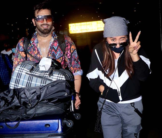 Bigg Boss 13 couple Paras Chhabra and Mahira Khan were also spotted at the Mumbai airport. The duo had fun time posing for the photographers.