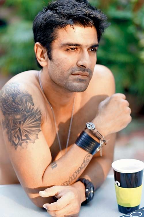 Eijaz Khan lost his mother in 1991, after which he met his sister for the first time, who was 13-years-old then. Eijaz hardly has any memories with his mom, but all he remembers is his parents' fights