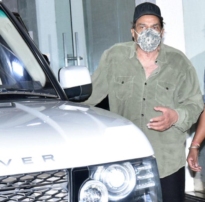 Veteran actor Dharmendra too attended the birthday celebrations of Sunny Deol at their recording studio. Taking it to Twitter, veteran actor Dharmendra in a tweet (translated), wrote, 