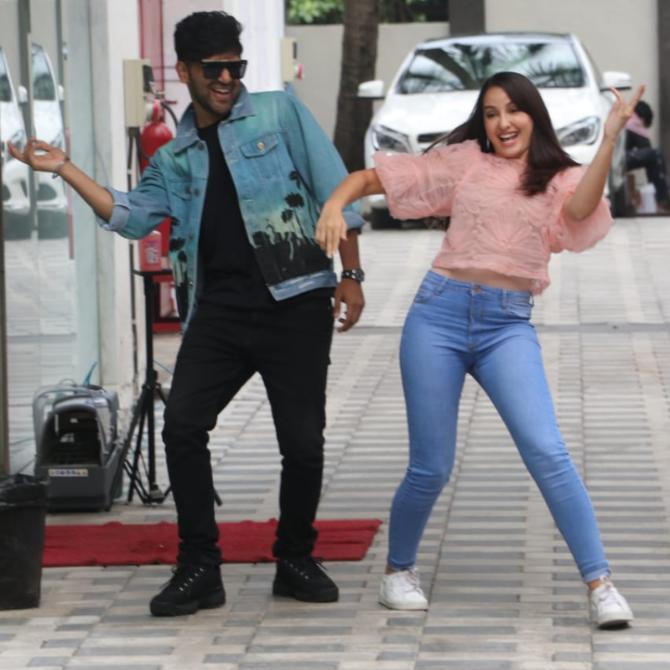 The young fresh pair rehearsed rigorously with choreographer Bosco and his team for seven days prior to the video shoot. This peppy dance track is conceptualized and created by team Retrophiles who have come up with a never seen before video idea which is new and innovative.