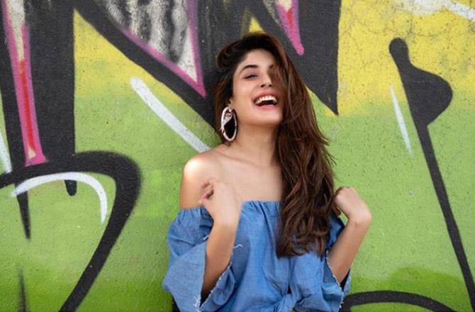 Born on October 25, 1988, popular Television actress Kritika Kamra hails from Madhya Pradesh, India. Kritika wanted to become a fashion designer. She pursued fashion designing from National Institute of Fashion Technology but dropped out after her first year, when she was signed for Zee Next TV show Yahan Ke Hum Sikandar. (All photos/Kritika Kamra's official Instagram account)
