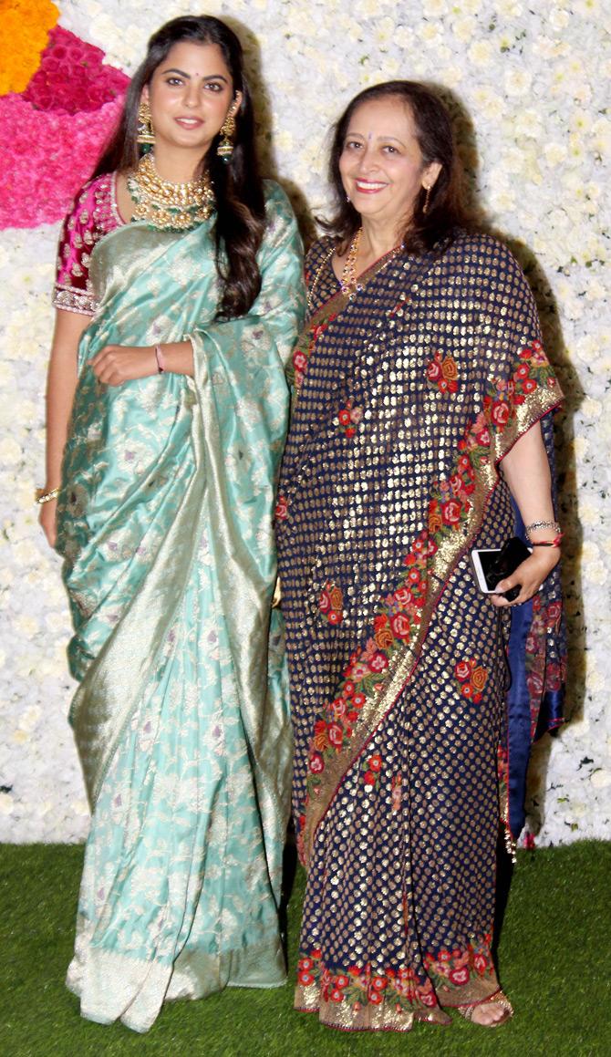 In October 2019, the Ambanis hosted a grand event at Jio Gardens in BKC to celebrate Diwali. For the Diwali bash, Isha donned a teal green saree with intricate floral motifs and a silver zari border. She complimented the look with a gold necklace.