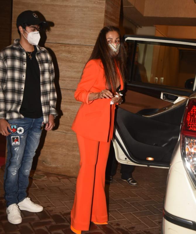 Karisma Kapoor, shared an Insta story that shows the two of them in a candid moment cleaning a sofa! Kareena Kapoor Khan, shared a photo and wrote, 