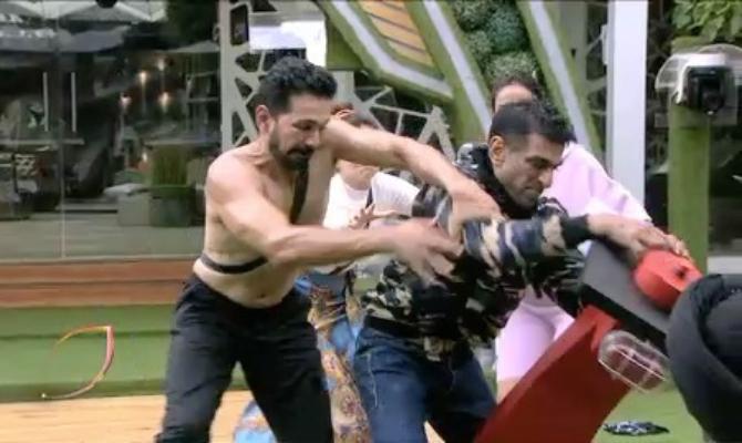 A buzzer was allotted to each team and they were instructed to protect it from the competing team member. Apart from the juniors, even the seniors had created a 'secret alliance' between them. At the start of the game, Hina and Gauahar's teams made an alliance against Sidharth. They agreed to not hit each other's buzzers and decided to attack Sidharth. Sidharth's team, on the other hand, decided to attack Gauahar's team buzzer as she only had two people.