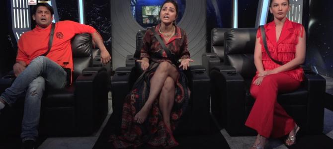 Noticing the commotion, Bigg Boss called all the seniors in the theatre room to watch a close replay of the entire task and the disputed incident. Even in the theatre room, the trio had a heated debate. Bigg Boss had no other option but to end the fighting by taking the matter into its own hands.