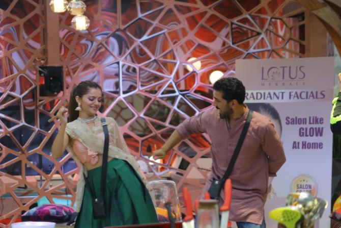 Jaan and Nikki let loose and shared a sweet moment, adding some spice to their already growing bond. Bigg Boss also challenged Nikki and Rubina to the Most Radiant Face Dandiya Challenge. The duo had to look their best and they opted for the facial to add the salon touch to their look. While Jaan pampered Nikki to get the look for the night, Abhinav left no stone unturned to make sure her wife looked the best.